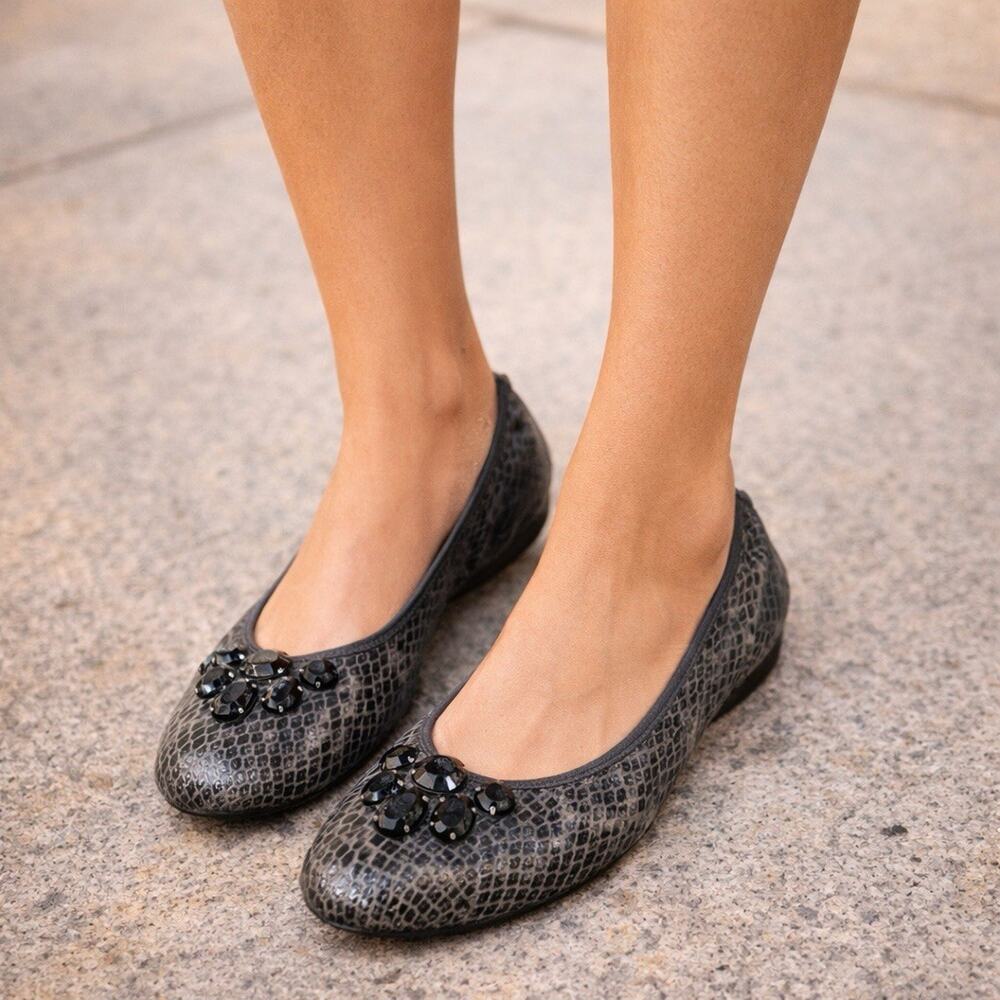 Ellen Tracy Carla Snakeskin Ballet Flats Jeweled Toe Women’s 8.5‎ M Comfort